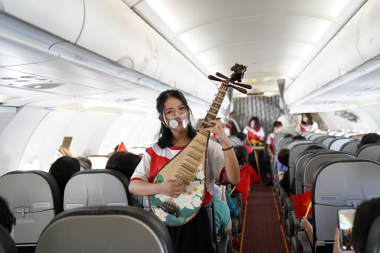 Trong trang phục mang màu cờ đỏ, sao vàng, các nghệ sĩ trẻ Vietjet đã dành tặng khách hàng các ca khúc trẻ trung ca ngợi thiên nhiên, đất nước, con người bằng các nhạc cụ truyền thống của dân tộc.