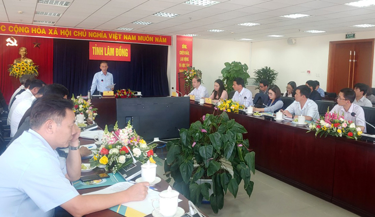 Chủ tịch UBND tỉnh Trần Văn Hiệp phát biểu kết luận và chỉ đạo