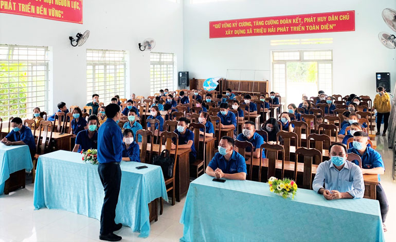 Các đại biểu và cử tri trẻ tham gia ngày hội cử tri trẻ tổ chức tại xã Triệu Hải sáng 8/5
