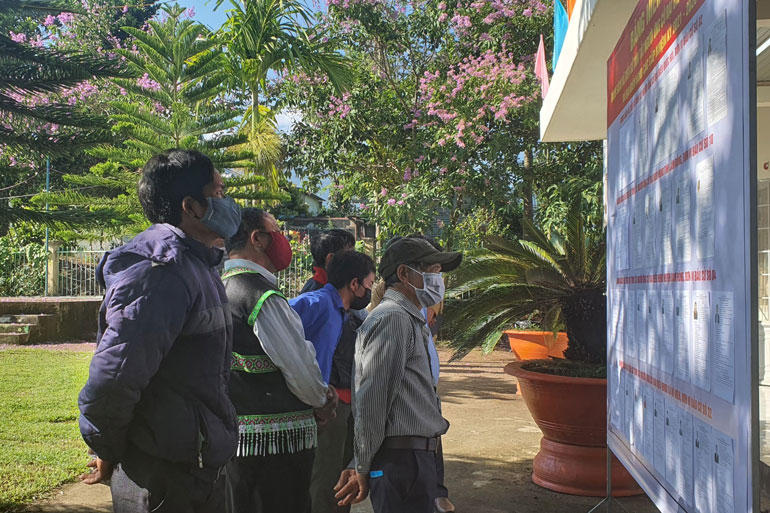 Cử tri tìm hiểu lý lịch các ứng cử viên đại biểu HĐND các cấp trước khi vào hội nghị tiếp xúc cử tri