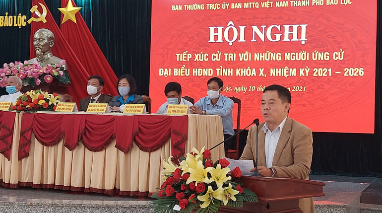 Ông Nguyễn Văn Phương - Phó trưởng Ban Kinh tế Ngân sách HĐND tỉnh Lâm Đồng khóa IX tiếp thu ý kiến của cử tri thành phố Bảo Lộc