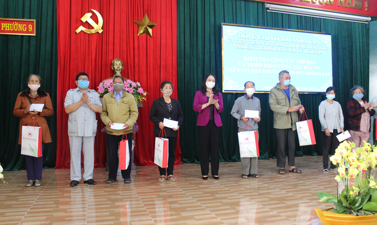 Phó Chủ tịch nước Võ Thị Ánh Xuân tặng quà cho các gia đình chính sách