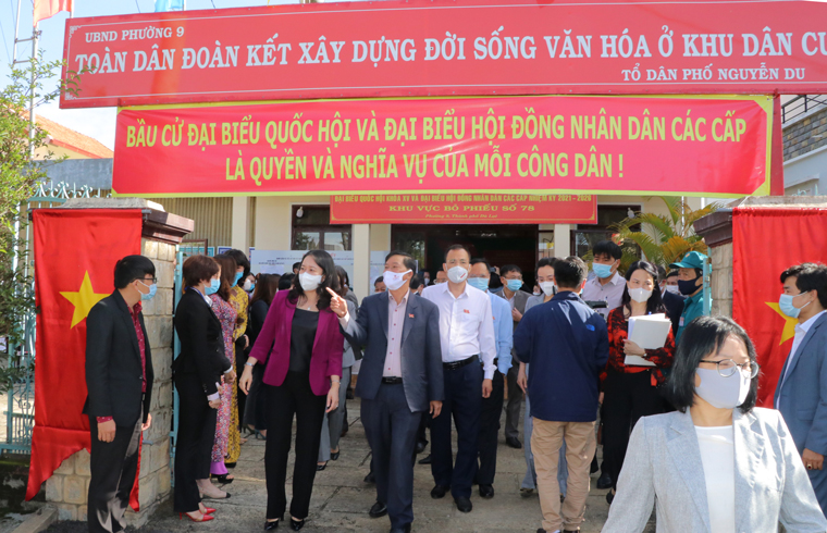 Phó Chủ tịch nước Võ Thị Ánh Xuân kiểm tra thực tế công tác chuẩn bị bầu cử tại Tổ dân phố Nguyễn Du (Phường 9, thành phố Đà Lạt)