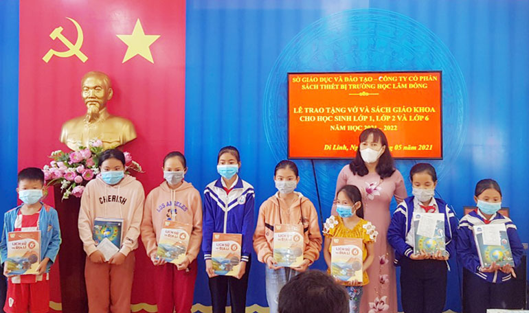 Thay mặt Nhà xuất bản, Giám đốc Sở GDĐT Phạm Thị Hồng Hải trao tặng SGK mới cho HS có hoàn cảnh khó khăn ở huyện Di Linh