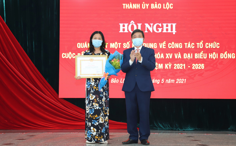 Chi bộ trường Tiểu học Nguyễn Trãi nhận bằng khen của Ban Thường Tỉnh ủy Lâm Đồng trao tặng