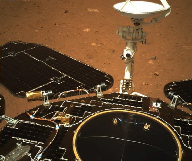 Những tấm pin mặt trời hướng về cảnh quan ngoài vũ trụ, cùng với đó là địa hình và đường chân trời trên Sao Hỏa là những nội dung trong các bức hình đầu tiên được tàu thăm dò của Trung Quốc gửi về trong ngày 19/5/2021