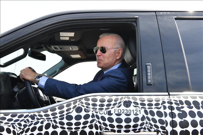 ổng thống Mỹ Joe Biden trải nghiệm xe bán tải F-150 Lightning của Ford tại Dearborn, bang Michigan ngày 18/5/2021