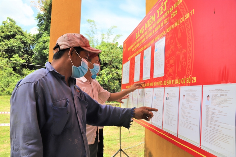 Cử tri đồng bào dân tộc thiểu số huyện Đạ Huoai tìm hiểu tiểu sử các ứng cử viên đại biểu Quốc hội khóa XV và đại biểu HĐND các cấp nhiệm kỳ 2021 – 2026