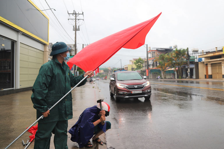 Bảo Lộc: Hơn 2.500 cờ phướn rực đỏ chào đón ngày hội toàn dân