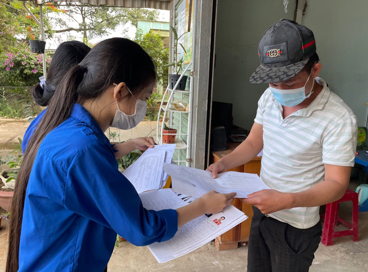 Đoàn viên, thanh niên Đơn Dương tuyên truyền về bầu cử cho các cử tri