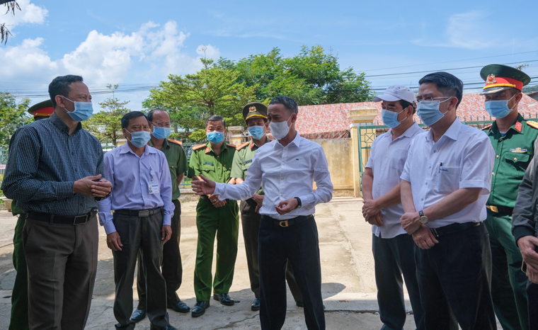 Người đứng đầu UBND tỉnh kiểm tra dãy nhà tắm nằm trong khu bể bơi tại Trường THCS Kambutte