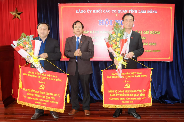 Bí thư Đảng ủy Khối Các cơ quan tỉnh Phạm Thanh Quan trao cờ của Ban Thường vụ Tỉnh ủy cho các TCCS đảng trực thuộc Đảng bộ Khối đạt trong sạch, vững mạnh tiêu biểu