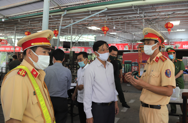 Đồng chí Trần Đức Quận trao đổi và giao nhiệm vụ cho Thiếu tá Nguyễn Mạnh Cường – Trưởng chốt số 1 phải thực hiện khai báo y tế đối với 100% người dân qua chốt