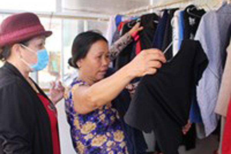 Người dân đang lựa đồ tại “Chiếc tủ yêu thương” do Hội LHPN xã Đà Loan triển khai