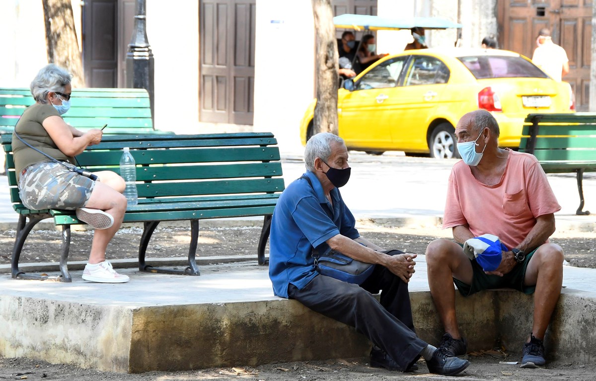 Người dân đeo khẩu trang phòng dịch COVID-19 tại La Habana, Cuba ngày 29/5/2021