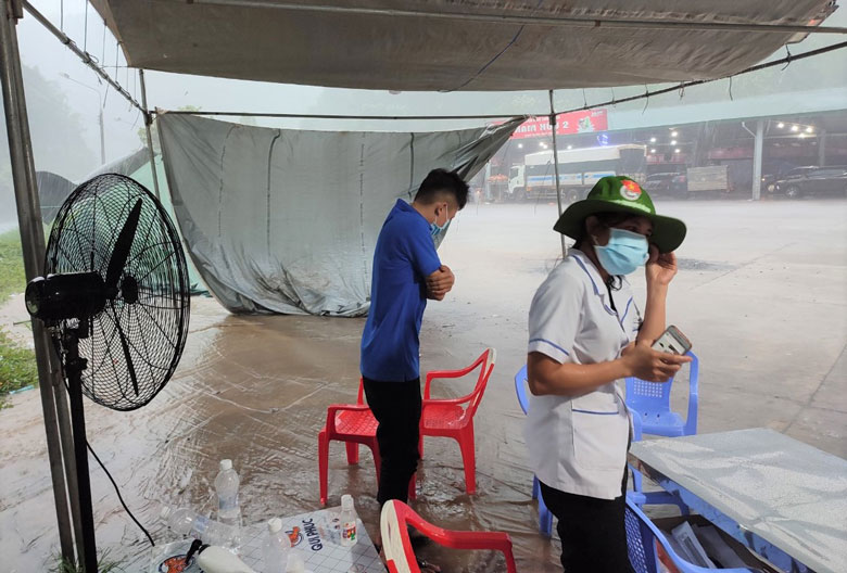 Mưa lớn thường xuyên xuất hiện trong những ngày qua khiến công tác phòng chống dịch của các lực lượng tại Chốt số 1 (đèo Chuối, thị trấn Mađaguôi, huyện Đạ Huoai) gặp rất nhiều khó khăn