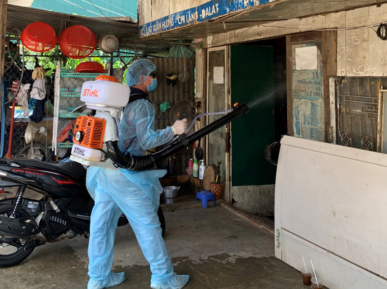Tổ phản ứng nhanh của Trung tâm Kiểm soát Bệnh tật Lâm Đồng phun khử khuẩn môi trường tại các địa điểm liên quan đến BN14246