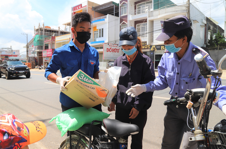 Đoàn viên, thanh niên và dân quân phường Lộc Tiến hỗ trợ trao tặng quà đảm bảo an toàn phòng chống dịch Covid-19