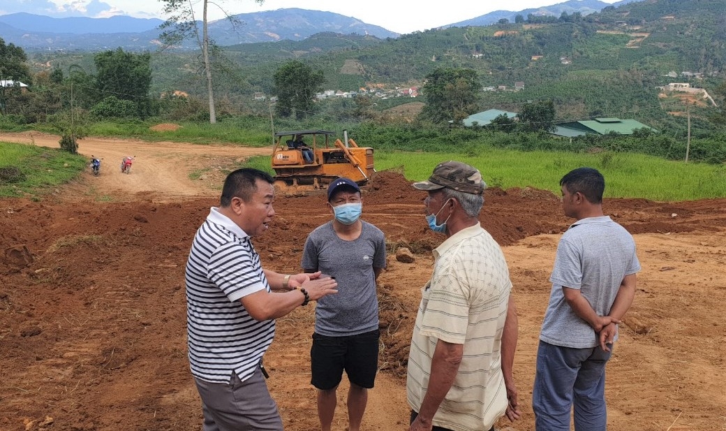 Ông Dương Công Sự - đại diện Doanh nghiệp Thái Sơn giải thích vụ việc với người dân địa phương