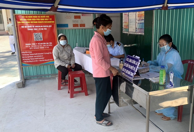 Người dân đến khai báo y tế tại Trung tâm Y tế huyện Đạ Tẻh