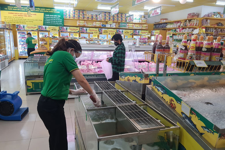 Tại Cửa hàng Bách hóa Xanh huyện Đạ Tẻh, giả cả bình ổn, không xảy ra tình trạng người dân đi mua hàng ồ ạt, tích trữ hàng hóa với số lượng lớn