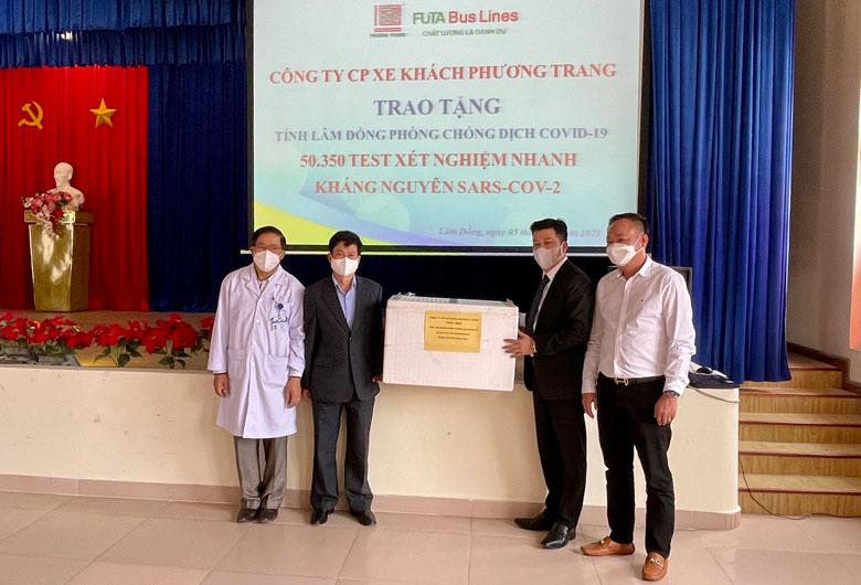 Đại diện nhà tài trợ và ngành y tế Lâm Đồng, CDC tỉnh đã trao và nhận tượng trưng các bộ xét nghiệm nhanh kháng nguyên SARS-CoV-2