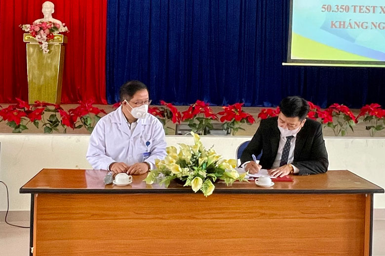 Ông Ngô Phát Đạt - Thành viên Hội đồng Quản trị Công ty Cổ phần xe khách Phương Trang ký vào bảng vàng tài trợ hơn 50.000 bộ xét nghiệm nhanh SARS-CoV-2 cho CDC Lâm Đồng