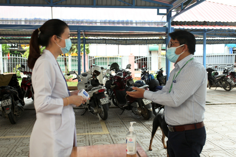 Cán bộ, giám thị làm nhiệm vụ tại điểm thi Trường THPT Đạ Tẻh được bố trí lối đi riêng và cán bộ y tế kiểm tra trước khi vào Hội đồng thi