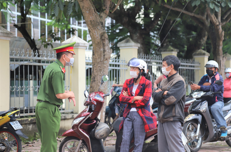 Lực lượng công an nhắc nhở các bậc phụ huynh không được tập trung trước các điểm thi đảm công tác phòng chống dịch