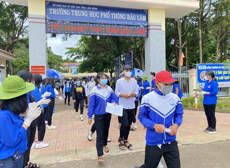 Thí sinh hoàn thành môn thi Ngữ văn tại Hội đồng thi Trường THPT Bảo Lâm