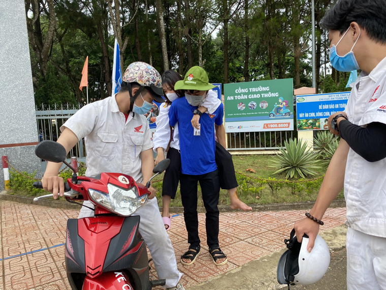 Đội thanh niên tình nguyện của Huyện Đoàn Bảo Lâm hỗ trợ thì sinh tại Hội đồng thi Trường THPT Bảo Lâm