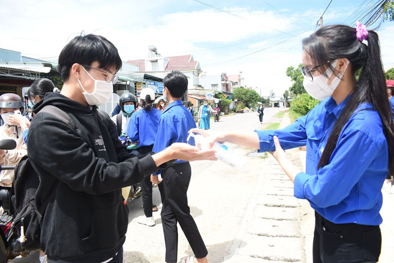 Ngay từ ngoài cổng trường, các thí sinh được đo thân nhiệt, rửa tay sát khuẩn đảm bảo phòng dịch