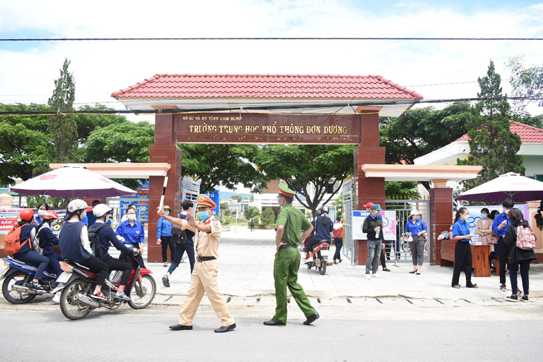 Lực lượng công an, thanh niên, y tế phối hợp đảm bảo kỳ thi an toàn