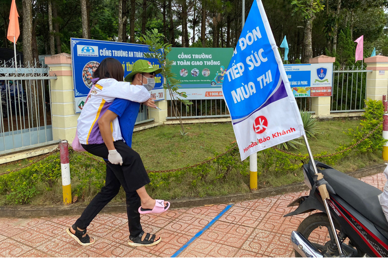 Các thí sinh gặp khó khăn về đi lại được các tình nguyện viên hỗ trợ