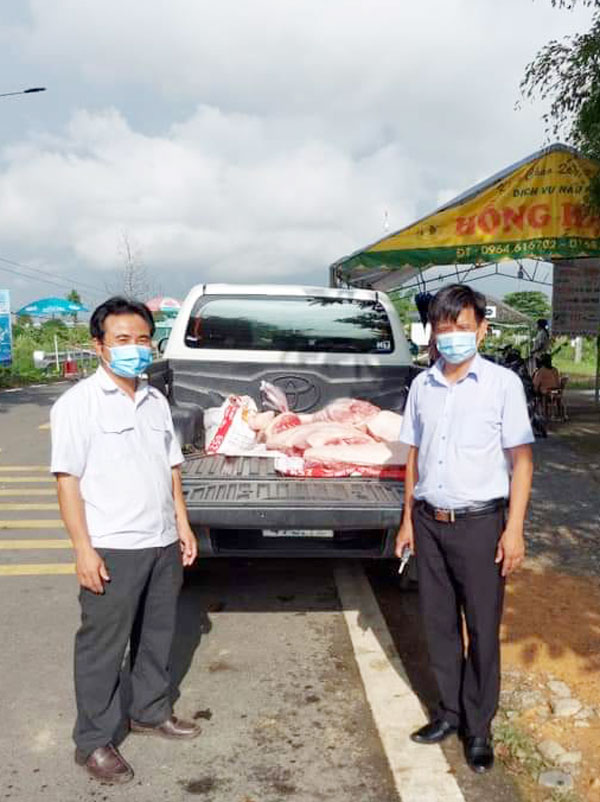 Anh Bùi Trung Văn mổ heo tặng lực lượng tuyến đầu chống dịch tại xã Mỹ Đức