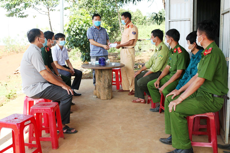 Đạ Tẻh: Thăm, tặng quà cho các chốt kiểm soát phòng chống dịch Covid-19