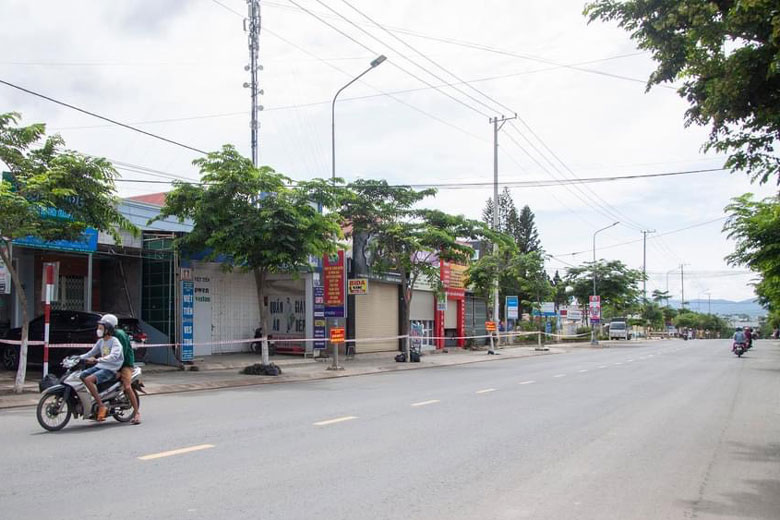 Cuộc chiến phòng chống dịch Covid-19 đang bước vào giai đoạn cấp bách, quyết liệt. Vì vậy, mọi người dân cần chủ động thực hiện nghiêm túc chấp hành các biện pháp phòng, chống dịch theo đúng tinh thần chỉ đạo của Thủ tướng Chính phủ, của tỉnh, của huyện và cả hệ thống chính trị, cùng chung tay đẩy lùi dịch Covid-19