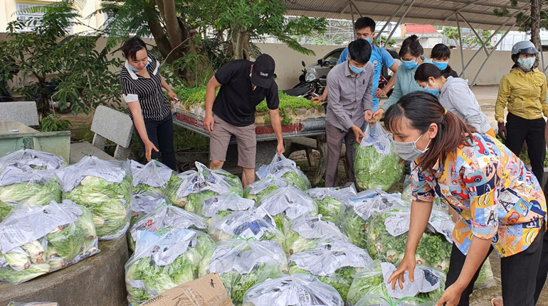 Rau, củ, quả tươi ngon của bà con Lâm Hà ủng hộ vùng dịch TP Hồ Chí Minh