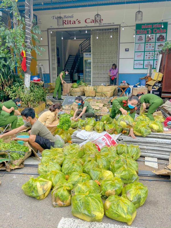 Chị Đan Vy, thành viên của nhóm tình nguyện tại Đà Lạt gồm nhiều thành phần bà con như tiểu thương, giáo viên, người kinh doanh nông sản, sinh viên,… chung tay đi thu hoạch rau ủng hộ các khu vực có dịch COVID-19 hoành hành tại TP Hồ Chí Minh và Phú Yên.  Trong ảnh: Công an tỉnh Phú Yên nhận nông sản do nhóm tình nguyện của chị Đan Vy trao tặng cho bà con, lực lượng cán bộ, chiến sỹ Công an Phú Yên trong những ngày dịch COVID-19 diễn biến phức tạp tại địa phương này