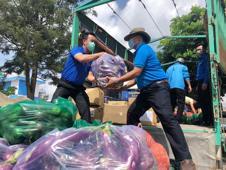 Lực lượng đoàn viên, thanh niên đưa hàng hóa lên xe, tiếp sức cho Thành phố Hồ Chí Minh chống dịch. Ảnh: Việt Quỳnh