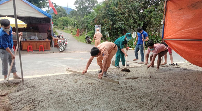 Các lực lượng và người dân chung tay sửa chữa, khắc phục lại lán trại chốt số 2