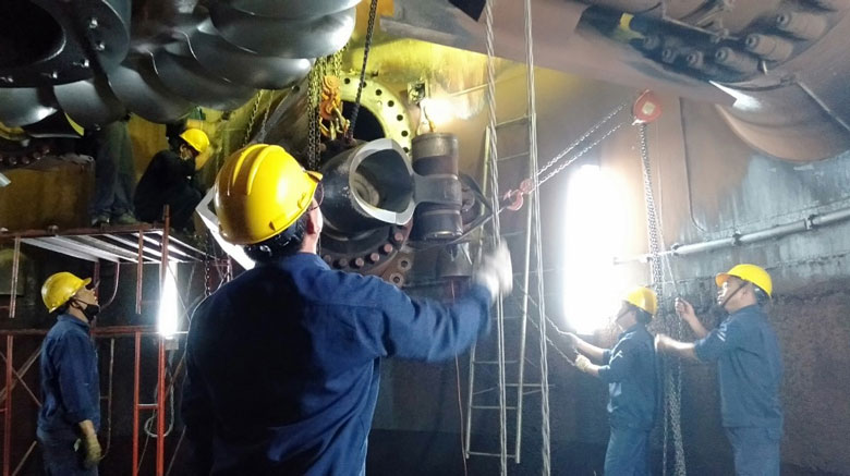 Tiến hành thay kim phun turbine 153 MW trong công tác đại tu tổ máy H2