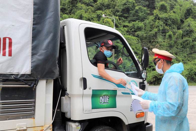 Lực lượng chức năng thu lại phiếu xác nhận đã khai báo y tế để người dân qua chốt