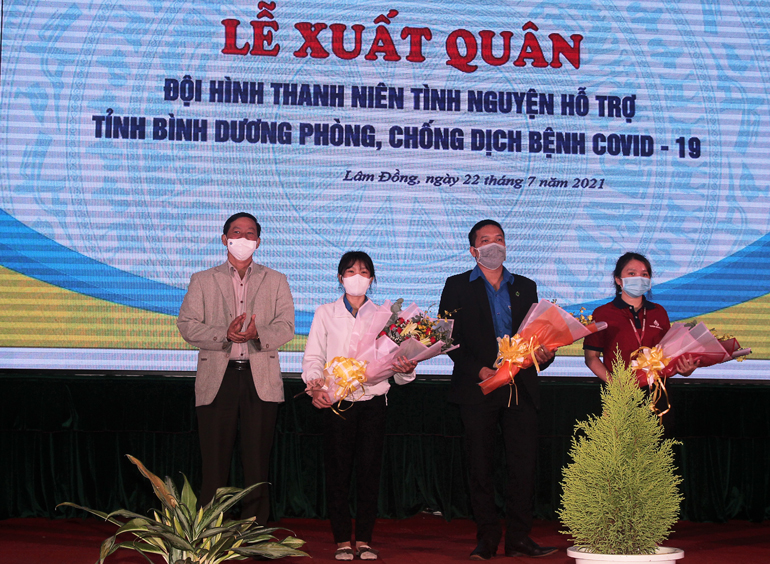 Tình nguyện viên Lâm Đồng hăng hái lên đường chống dịch
