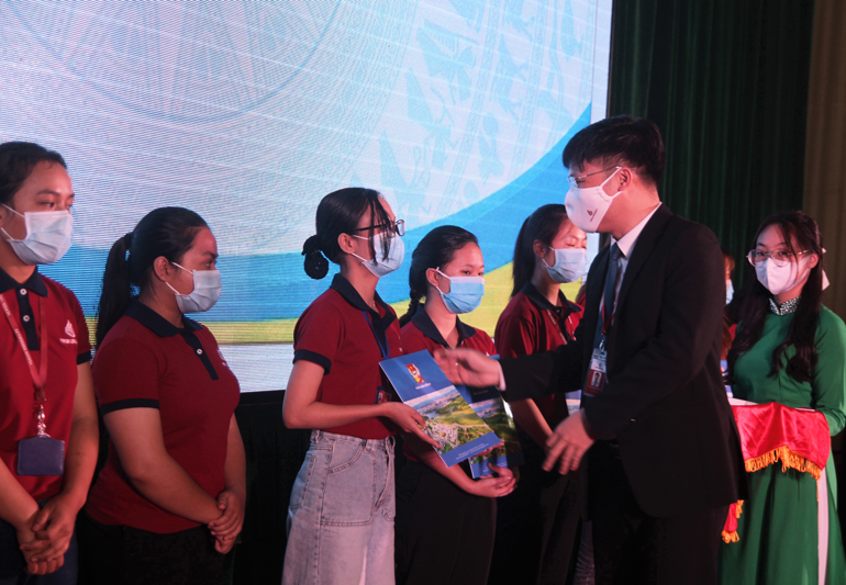 Tiến sĩ Phạm Đình Trung - Hiệu trưởng, Phó Bí thư Đảng ủy Trường Đại học Yersin Đà Lạt trao Quyết định thành lập Đội hình Thanh niên tình nguyện cho sinh viên