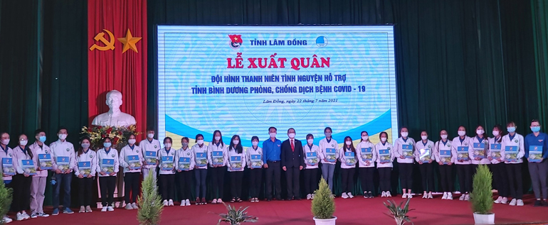 Trao Quyết định thành lập Đội hình Thanh niên tình nguyện phòng chống dịch cho sinh viên Trường Cao đẳng Y tế Lâm Đồng