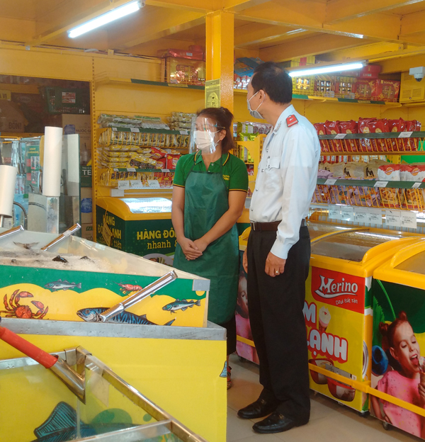 Thanh tra Sở Công thương kiểm tra thực tế giá cả, chất lượng hàng hóa tại cửa hàng Bánh hóa Xanh Nguyễn Đình Chiểu Đà Lạt