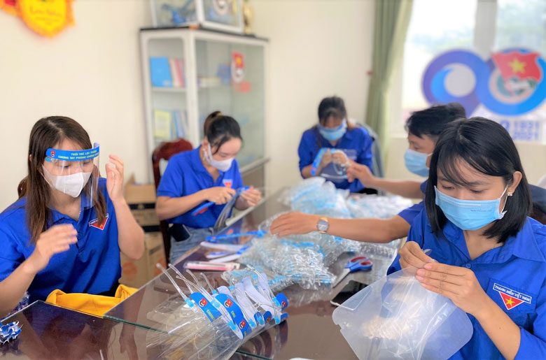 Đoàn viên, thanh niên thị trấn Lộc Thắng chung tay làm 1.000 nón kính tặng lực lượng tuyến đầu