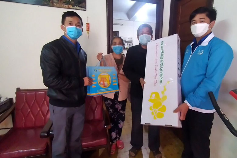Tỉnh Đoàn Lâm Đồng và Hội LHTN Việt Nam tỉnh tặng quà cho các gia đình chính sách tại TP Đà Lạt
