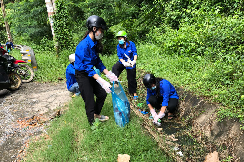 Đoàn viên huyện Đạ Huoai tích cực dọn dẹp vệ sinh môi trường, thu gom rác thải trên địa bàn